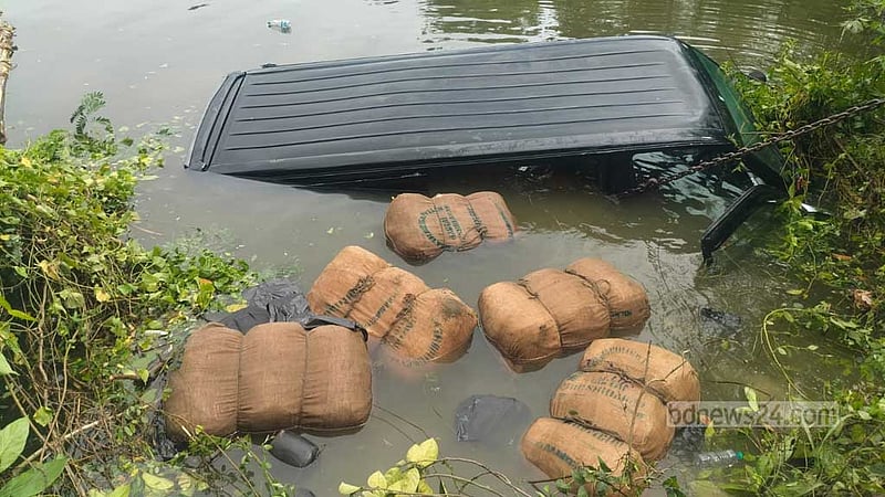 ব্রাহ্মণবাড়িয়ায় পুলিশের ধাওয়ায় মাইক্রোবাস পুকুরে, ভেসে উঠল ৯ বস্তা গাঁজা