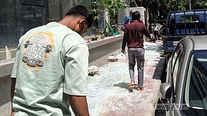মহাখালীতে নির্মাণাধীন ভবনের কাচ ভেঙে ফুটপাতে, পথচারীরা আতঙ্কে