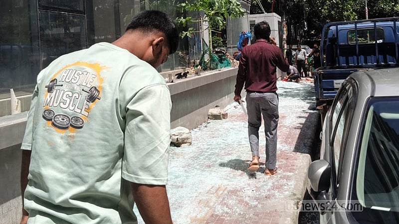 মহাখালীতে নির্মাণাধীন ভবনের কাচ ভেঙে ফুটপাতে, পথচারীরা আতঙ্কে