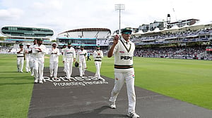 লর্ডসে ওয়াকারকে ছাড়িয়ে আব্বাসের ৯ উইকেট