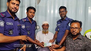 মেয়ের বিয়ের কেনাকাটার টাকা সড়কে, ফিরিয়ে দিল ট্রাফিক পুলিশ