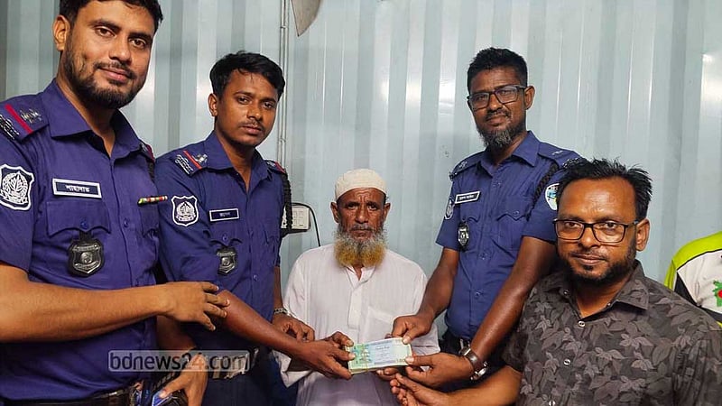 মেয়ের বিয়ের কেনাকাটার টাকা সড়কে, ফিরিয়ে দিল ট্রাফিক পুলিশ