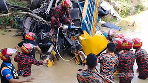 মৌলভীবাজারে সেতুর রেলিং ভেঙে ট্রাক খাদে, চালক নিহত