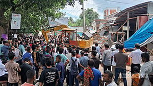 মুন্সীগঞ্জ লঞ্চঘাটে ৩২ অবৈধ স্থাপনা উচ্ছেদ, ক্ষুদ্র ব্যবসায়ীদের ক্ষোভ