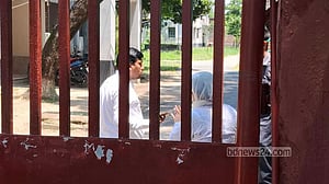 প্যারোলের আবেদন: কারাগারে দীপু মনির সঙ্গে দেখা করতে গেলেন মেয়ে