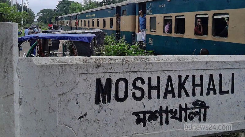 মশাখালী স্টেশনে যাত্রাবিরতির দাবিতে যমুনা এক্সপ্রেস আটকে রেখে বিক্ষোভ