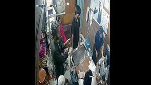 ময়মনসিংহে জুতা দিয়ে প্রাণী চিকিৎসককে মারধরের ভিডিও, ছাত্রদল নেতা বহিষ্কার