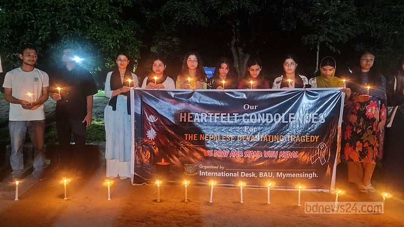 নেপালে বন্যায় নিহতদের স্মরণে বাকৃবিতে মোমবাতি প্রজ্বালন