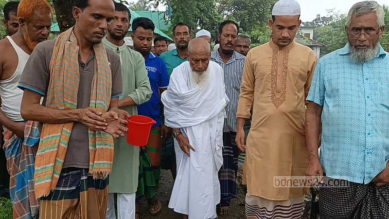 এক মসজিদে ৫৬ বছর ইমামতি, ভালোবেসে ওমরাহ করতে পাঠালেন এলাকাবাসী