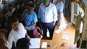 বালুমহালে অভিযানে গিয়ে সাবেক ছাত্রদল নেতাকে পেটালেন ইউএনও, ভিডিও ভাইরাল