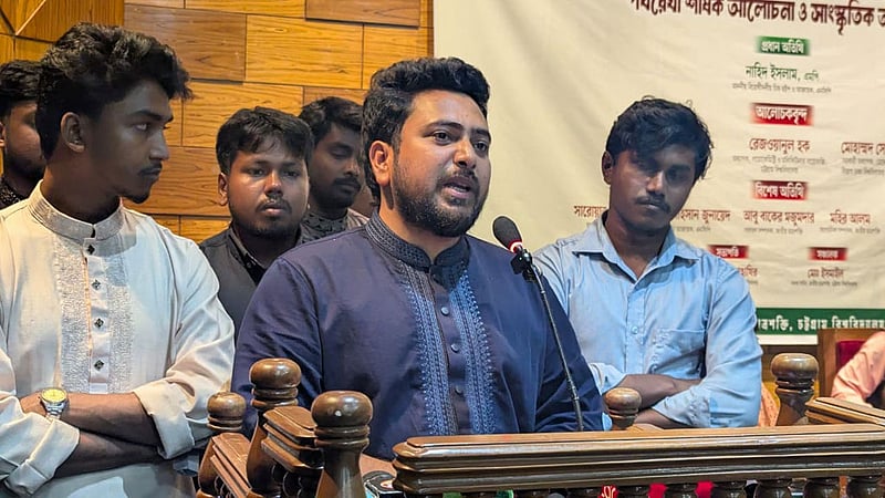ক্ষমতাসীনদের ‘স্বৈরাচারী প্রবণতা’ ঠেকাতে সতর্ক থাকার আহ্বান নাহিদের