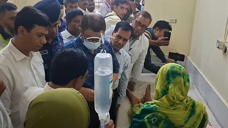 হাসপাতালে মজুত স্যালাইনও রোগীকে না দেওয়ার অভিযোগ পেলেন স্বাস্থ্যমন্ত্রী
