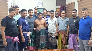 ৯ মামলার আসামিকে গ্রেপ্তারে ভ্যানচালক, হকারের ছদ্মবেশে পুলিশ