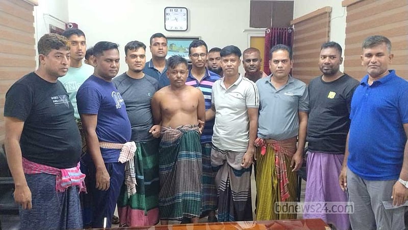 ৯ মামলার আসামিকে গ্রেপ্তারে ভ্যানচালক, হকারের ছদ্মবেশে পুলিশ