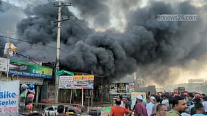 নারায়ণগঞ্জে কেমিকেল গোডাউনে আগুন, এক ঘণ্টার চেষ্টায় নিয়ন্ত্রণে