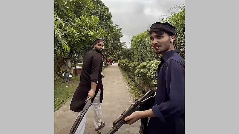 নারায়ণগঞ্জে ‘বন্দুক’ হাতে ঘুরে বেড়ানোর ভিডিও, দুই তরুণ কারাগারে