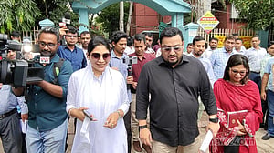 আকস্মিক পরিদর্শনে ভূমি প্রতিমন্ত্রী, হাজিরা খাতায় ‘আগাম স্বাক্ষর’ দেখে ক্ষোভ
