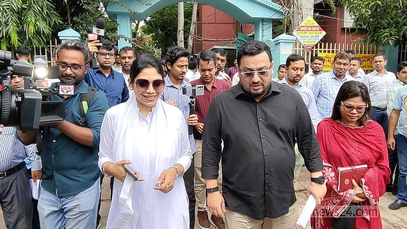 আকস্মিক পরিদর্শনে ভূমি প্রতিমন্ত্রী, হাজিরা খাতায় ‘আগাম স্বাক্ষর’ দেখে ক্ষোভ