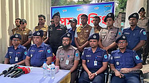 নরসিংদীতে যৌথ অভিযানে অস্ত্র-গুলি ও ১৩৬ হাতবোমা উদ্ধার, গ্রেপ্তার ৩