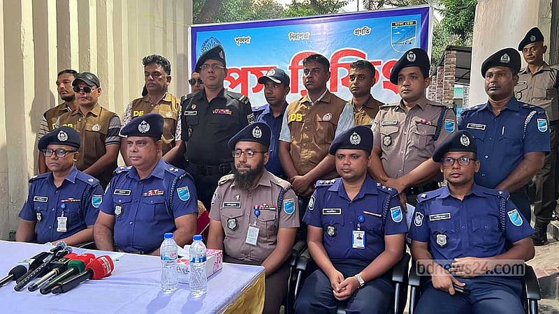 নরসিংদীতে যৌথ অভিযানে অস্ত্র-গুলি ও ১৩৬ হাতবোমা উদ্ধার, গ্রেপ্তার ৩