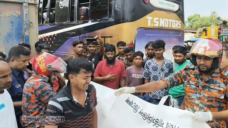 নাটোরে বাস চাপায় প্রাণ গেল ভ্যান চালক ও যাত্রীর