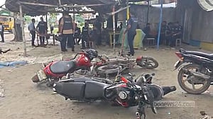 নাটোরে বাস কাউন্টারের নিয়ন্ত্রণ নিয়ে বিএনপির দুপক্ষের সংঘর্ষ, আহত ১০