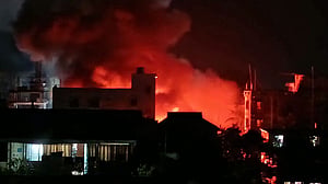 নেত্রকোণা শহরে পুড়ল ৯ দোকান ও বাড়ি, আহত ফায়ার সার্ভিসের ৩ কর্মী