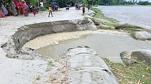 নীলফামারীতে তিস্তার বাঁধে ভাঙন, আতঙ্ক