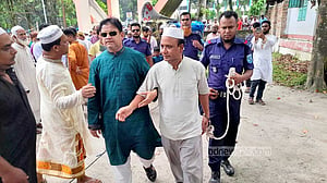 প্যারোলে মুক্তি পেয়ে হাতকড়া পরে মায়ের জানাজায় যুবলীগ নেতা