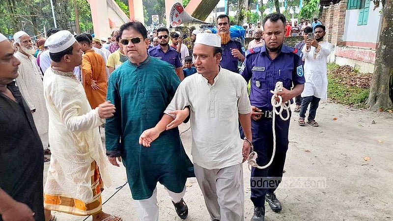 প্যারোলে মুক্তি পেয়ে হাতকড়া পরে মায়ের জানাজায় যুবলীগ নেতা