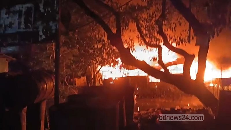 হাতিয়ায় বিরিয়ানির দোকানে গ্যাস সিলিন্ডার বিস্ফোরণ, পুড়ল ৬ দোকান-ঘর