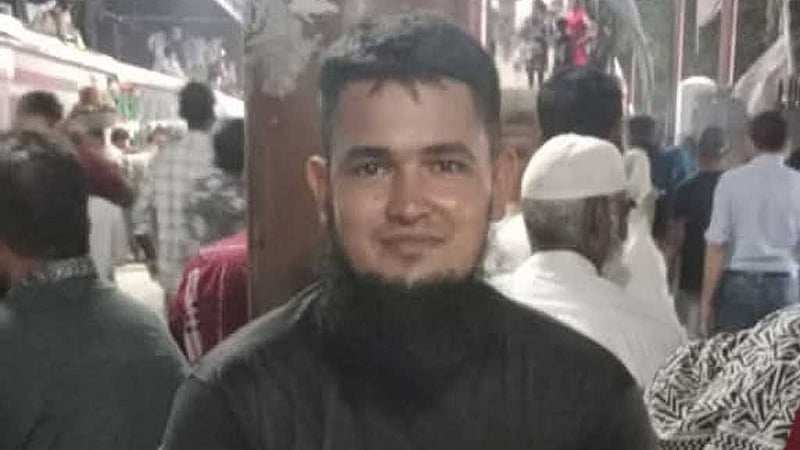 নরসিংদীতে ট্রেনের ছাদ থেকে নামার সময় ২ বগির মাঝে পড়ে যুবক নিহত