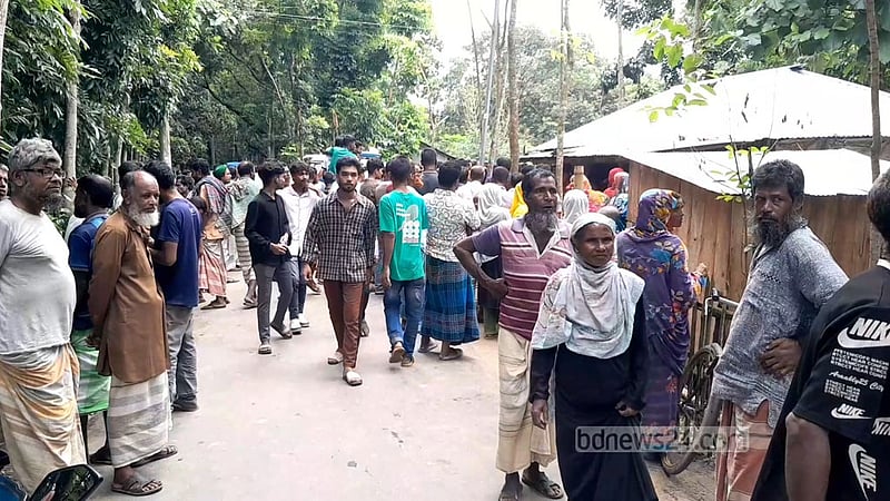পাবনায় দোকানি ও ২ ছেলেকে কুপিয়ে জখম করা যুবককে পিটিয়ে হত্যা