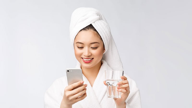 ফোনের আলো থেকে ত্বক বাঁচাতে