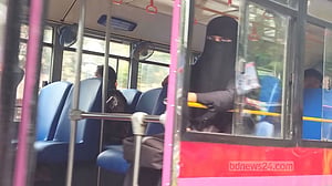 ফাঁকা গোলাপি বাস, লোকাল বাসের গেইটে ঝুলছেন নারী