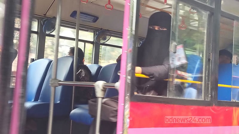 ফাঁকা গোলাপি বাস, লোকাল বাসের গেইটে ঝুলছেন নারী