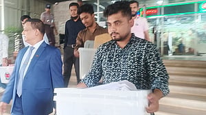 রাষ্ট্রপতি নির্বাচন: ভোটের সামগ্রী নিয়ে সংসদে ২০ কর্মকর্তা