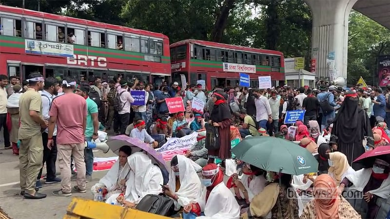 প্রাথমিকে শিক্ষক নিয়োগ: সুপারিশপ্রাপ্তদের শাহবাগে অবস্থান