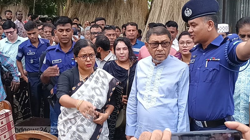 ‘ভুল চিকিৎসায়’ মৃত্যু: রাজবাড়ীতে কনিকার বাড়িতে স্বাস্থ্যমন্ত্রী, ব্যবস্থার আশ্বাস