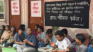 রাবি শিক্ষকের স্থায়ী বহিষ্কার দাবিতে চিত্রকলা বিভাগে তালা