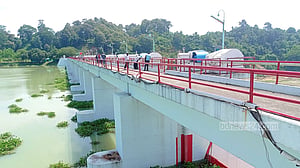 চতুর্থ দফায় ৩ ফুট খুলে দেওয়া হয়েছে কাপ্তাই বাঁধের ১৬টি জলকপাট