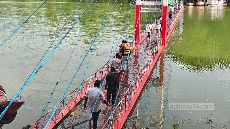 টানা বৃষ্টিতে ডুবে গেছে রাঙামাটির ঝুলন্ত সেতু, রাতে খোলা হবে কাপ্তাই বাঁধ