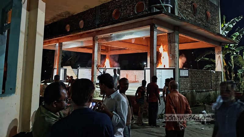 রংপুরে শিক্ষক পরিবার হত্যা: পাশাপাশি চিতায় উঠল চার লাশ