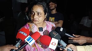 ফোনে না পেয়ে বাসায় এসে বোনসহ চারজনের লাশ পেলেন পূজা চক্রবর্তী