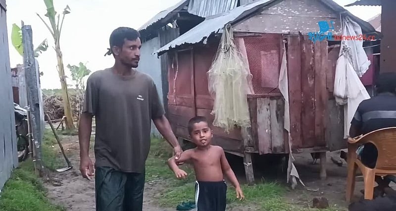 নদী ভাঙন: সন্তানকে স্কুলে ভর্তি নিয়ে দুশ্চিন্তায় বাবা