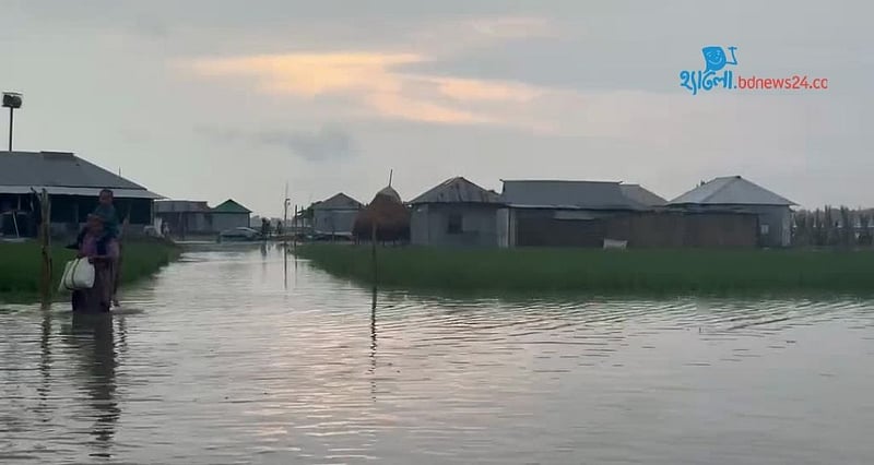 ভাঙনে ঘর বদল: দূরের স্কুলে পড়া হবে তো জবা-জুঁইয়ের?