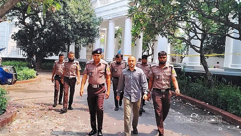 ‘বেতনের টাকা আইনজীবীকে দেব নাকি সংসার চালাব’: ঘন ঘন দিন ধার্য নিয়ে ট্রাইব্যুনালকে আসামি