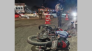 জাহাঙ্গীর গেইটের রাস্তায় রক্তাক্ত লাশ, পাশে ভাঙাচোরা বাইক