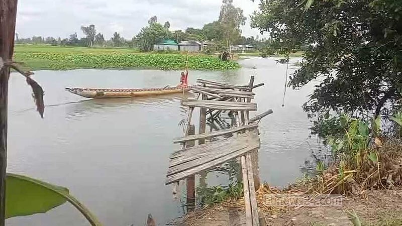 রংপুরের প্রাণনাথ চরে ভাঙা সেতু, ডিঙিতে ঝুঁকি নিয়ে তিস্তা পার