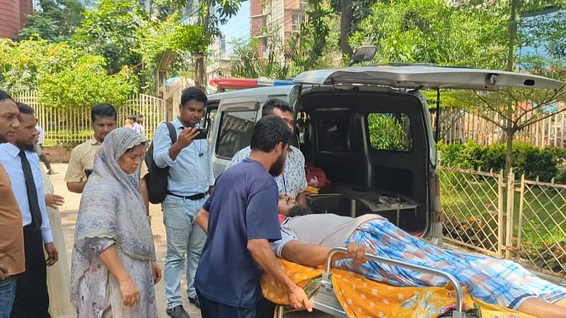 মাগুরা থেকে স্ট্রেচারে করে ঢাকার আদালতে আসামির আত্মসমর্পণ, বিচারকের যে পরামর্শ